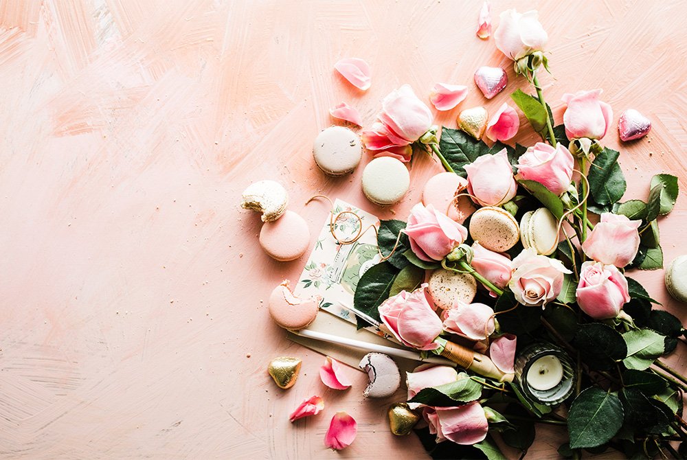 roses and macarons
