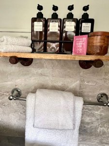 room 6a towels and glasses