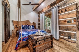 Dock Holiday Cabin Living Room / Dining Room