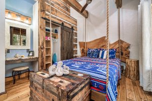 Dock Holiday Cabin Dining Room