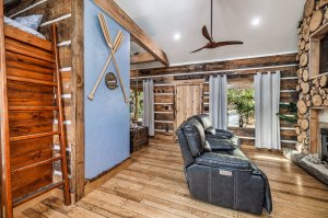 Dock Holiday Cabin Closet