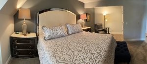 Bed between two lamps on endtables