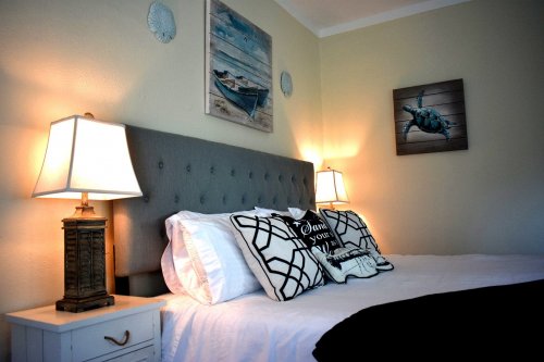 A bed with two lit lamps