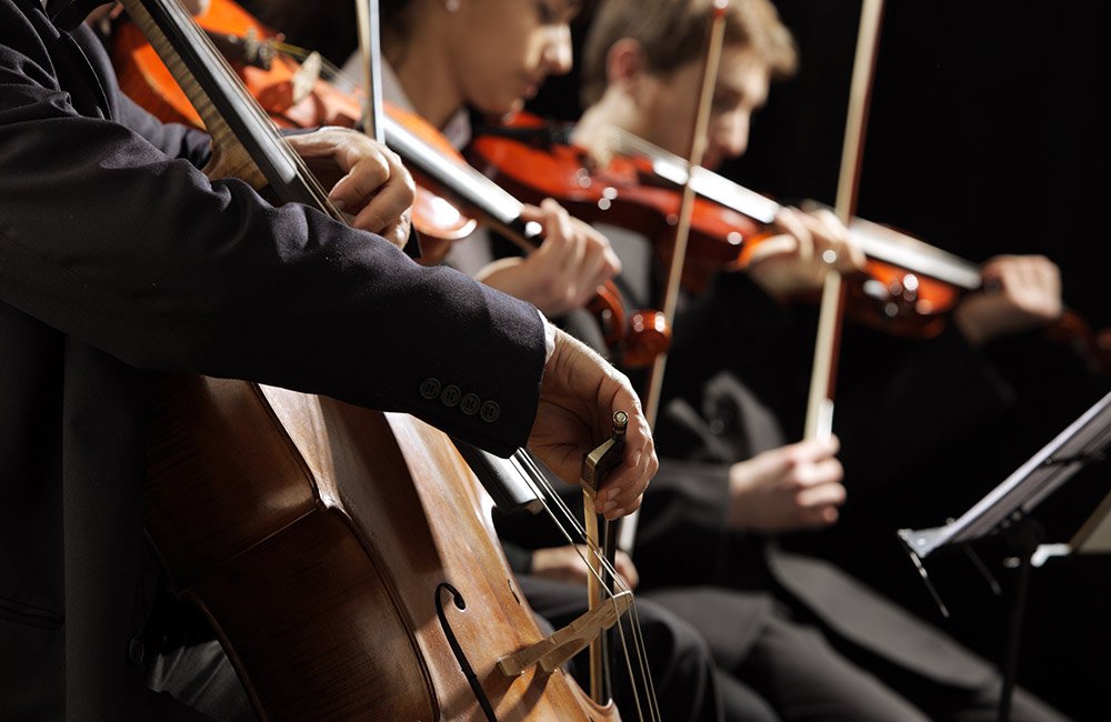 Cellist and violinist playing a song